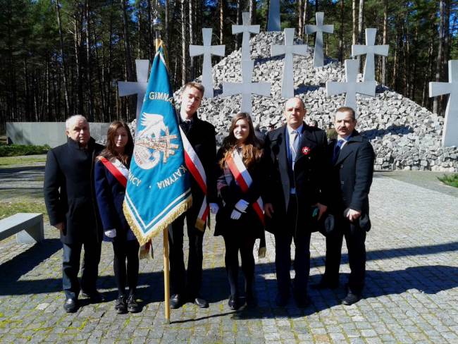 Fot. (od lewej): p. K. Kozicki, W. Mieczkowska, P. Mrozek, M. Wierzbowska, p. A. Wierzbowski, p. G. Przyjemski przed pomnikiem upamiętniającym Polaków pomordowanych przez NKWD