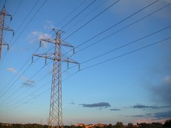electric transmission lines źródło: wikipedia - licencja gnu - obrazek widok słupów transmisyjnych